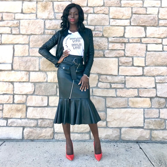 Meet Your Posher, Moe 🧡 - Picture 1 of 2